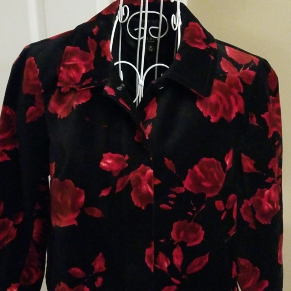 Pretty black velvet blazer with roses - Picture 2 of 8